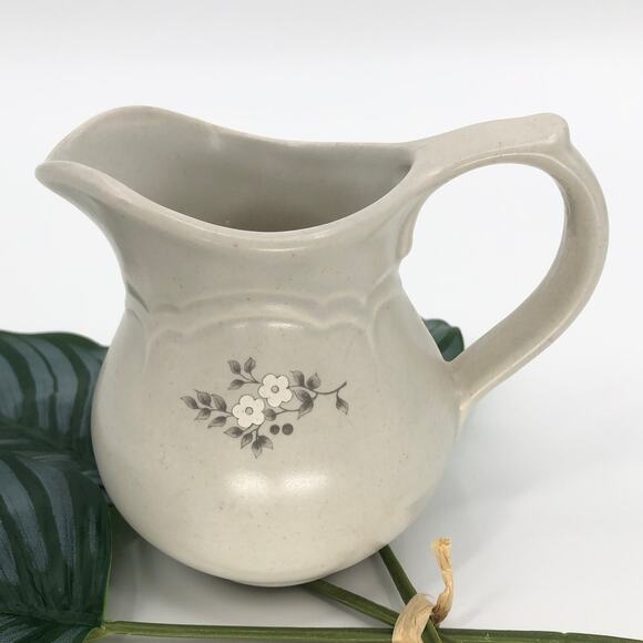 Vintage Pfaltzgraff Gray White 024 Heirloom Floral Bloom Creamer Pitcher Jug - Picture 1 of 7